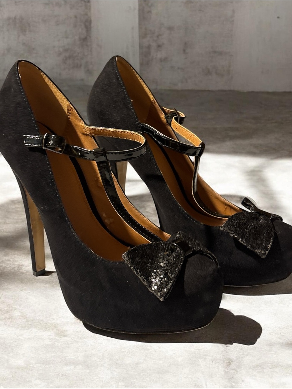 Madison by SHOEDAZZLE Black T-Strap High Heel Pumps with Bow